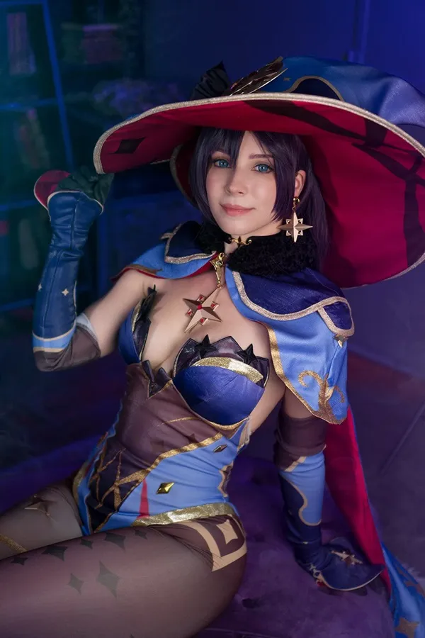 Ảnh mona cosplay có một người phụ nữ đang ngồi xuống với chiếc mũ