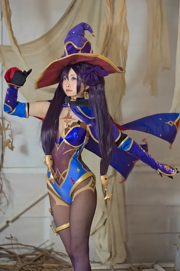 Ảnh mona cosplay có một người phụ nữ mặc trang phục và mũ tạo dáng cho bức tranh