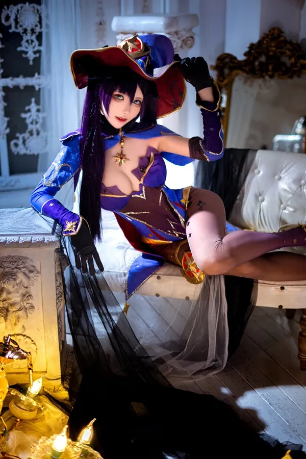 Ảnh mona hentai có một người phụ nữ đang ngồi trên ghế trong phòng