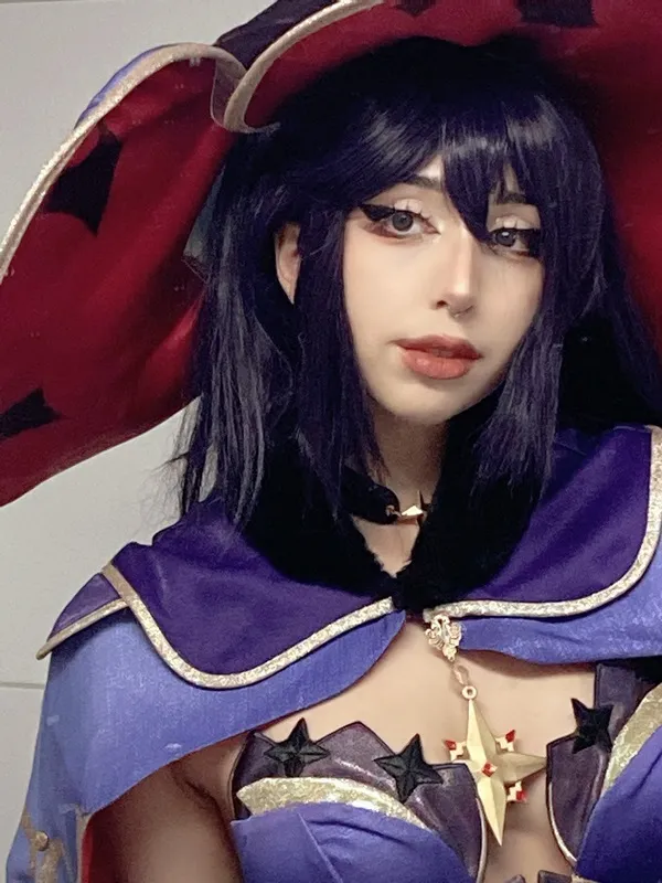 Ảnh mona hentai người phụ nữ mặc trang phục màu tím và mũ đỏ