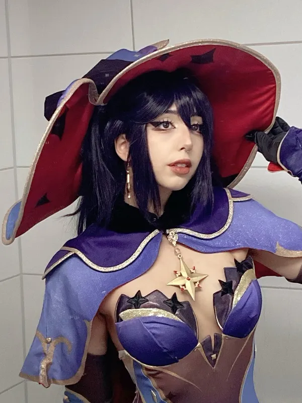 Ảnh mona hentai có một người phụ nữ mặc trang phục màu tím và đỏ