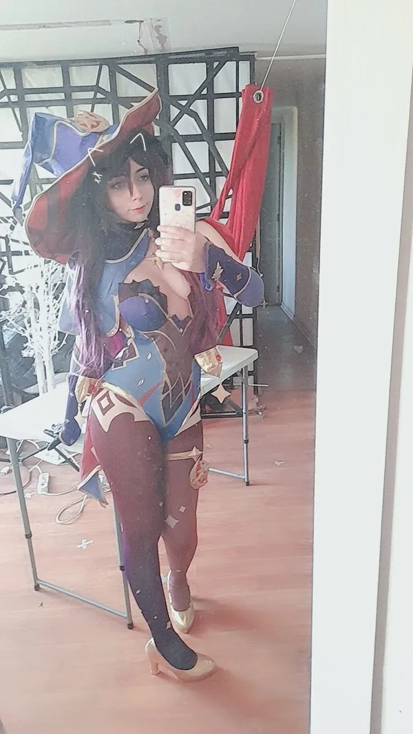 Ảnh mona cosplay đây là hình của một người phụ nữ chụp tự sướng trong gương