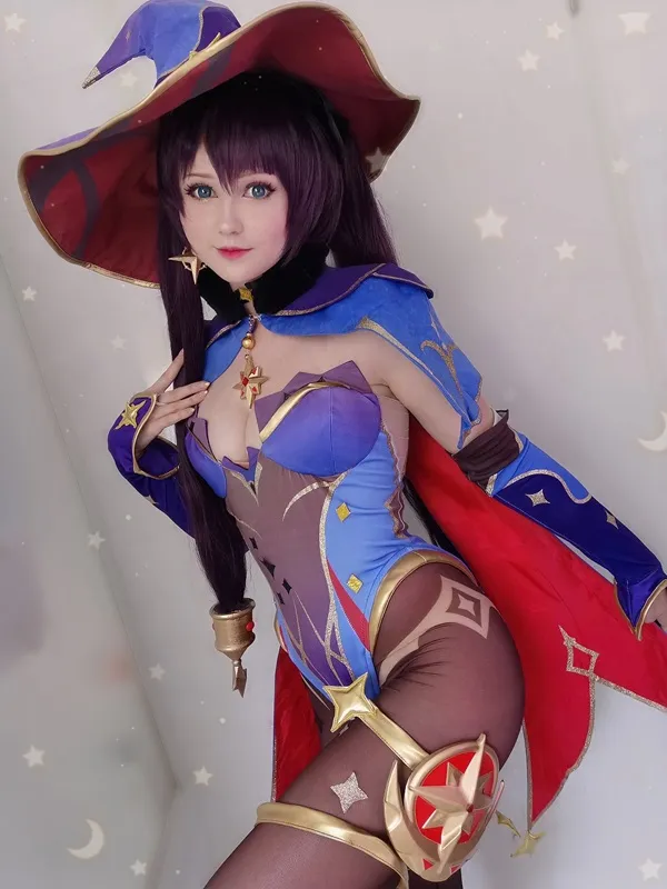 Ảnh mona cosplay người phụ nữ có trang phục màu tím và xanh với áo choàng mũ đỏ