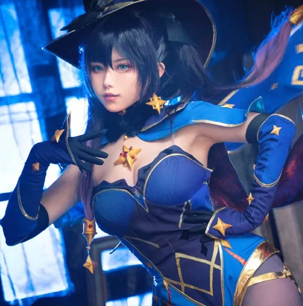 Ảnh mona bikini có một người phụ nữ trong trang phục cosplay chụp