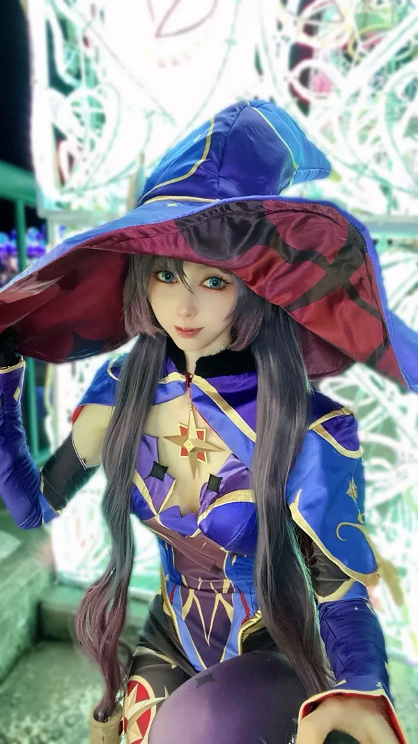 Ảnh mona cosplay có một bức tượng của người phụ nữ mặc trang phục màu tím và xanh