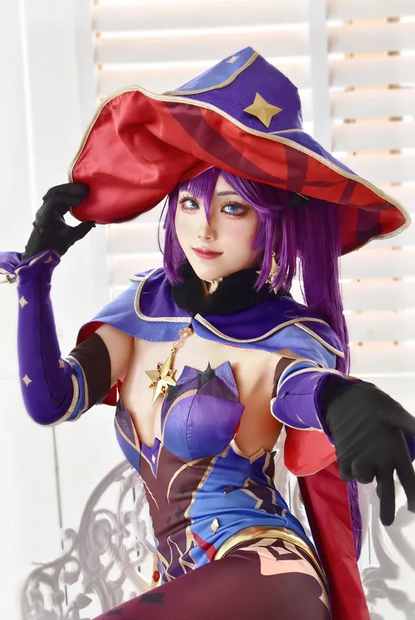 Ảnh mona cosplay có một người phụ nữ mái tóc màu tím đội mũ và găng tay