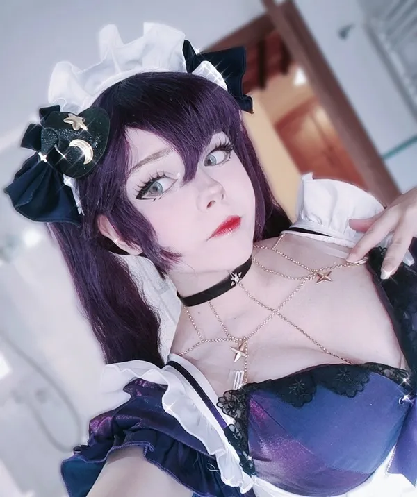 Ảnh mona hentai cô gái cosplay anime với mái tóc màu tím mặc một chiếc váy và đen