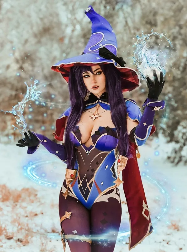 Ảnh mona hentai có một người phụ nữ ăn mặc như phù thủy trong tuyết