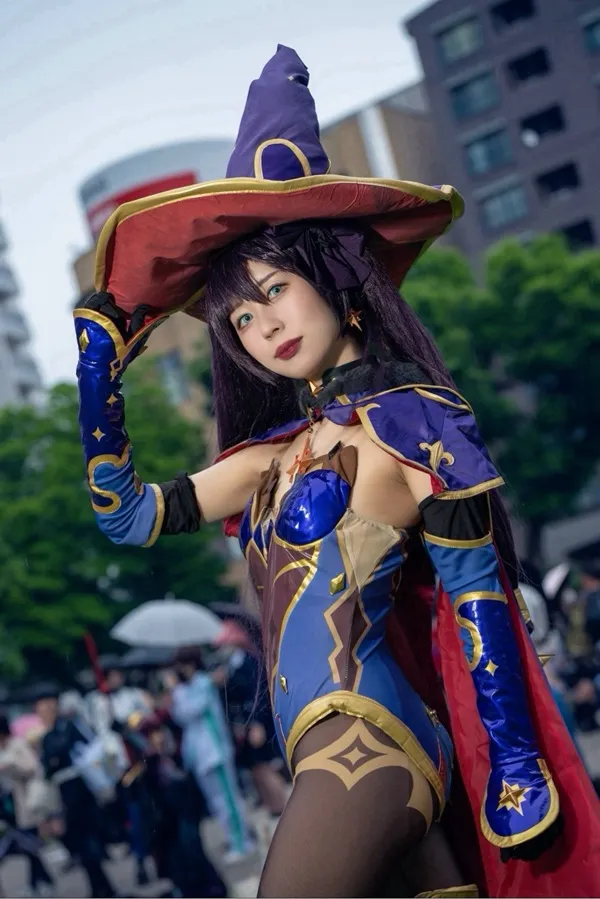 Ảnh mona hentai có một người phụ nữ ăn mặc như phù thủy với chiếc mũ và áo choàng
