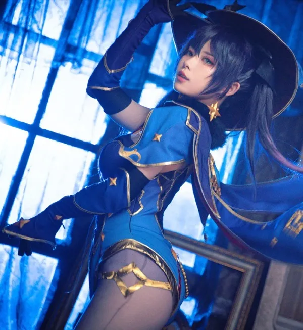 Ảnh mona hentai có một người phụ nữ mặc trang phục màu xanh và mũ