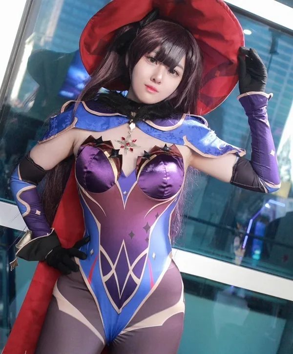 Ảnh mona hentai có một người phụ nữ trong trang phục đang tạo dáng cho bức tranh