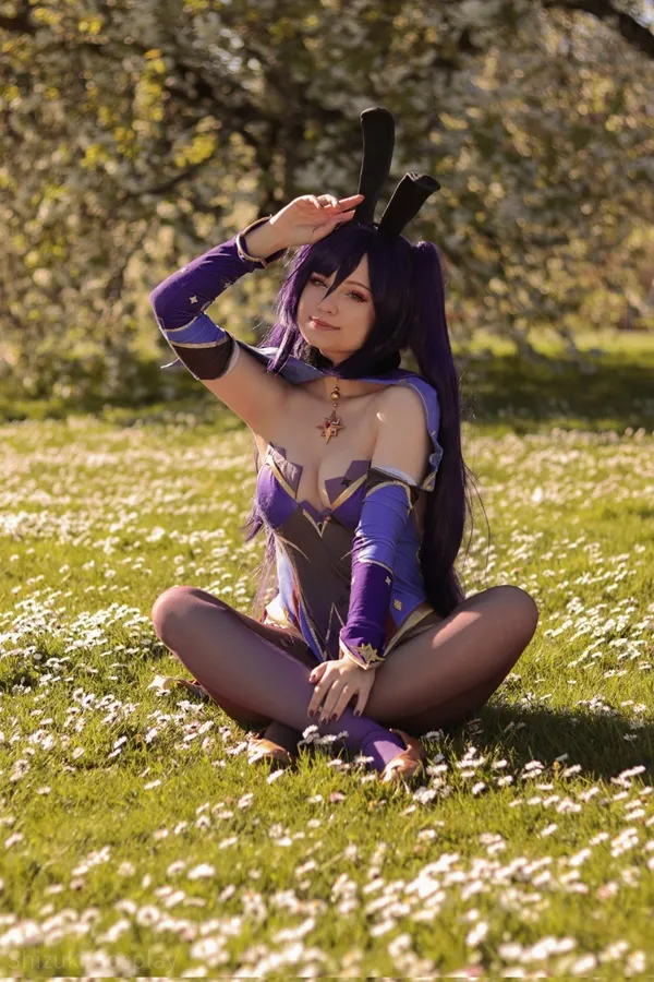 Ảnh mona hentai khu vực cỏ với hoa trắng và một người phụ nữ mặc trang phục màu tím ngồi trên mặt đất