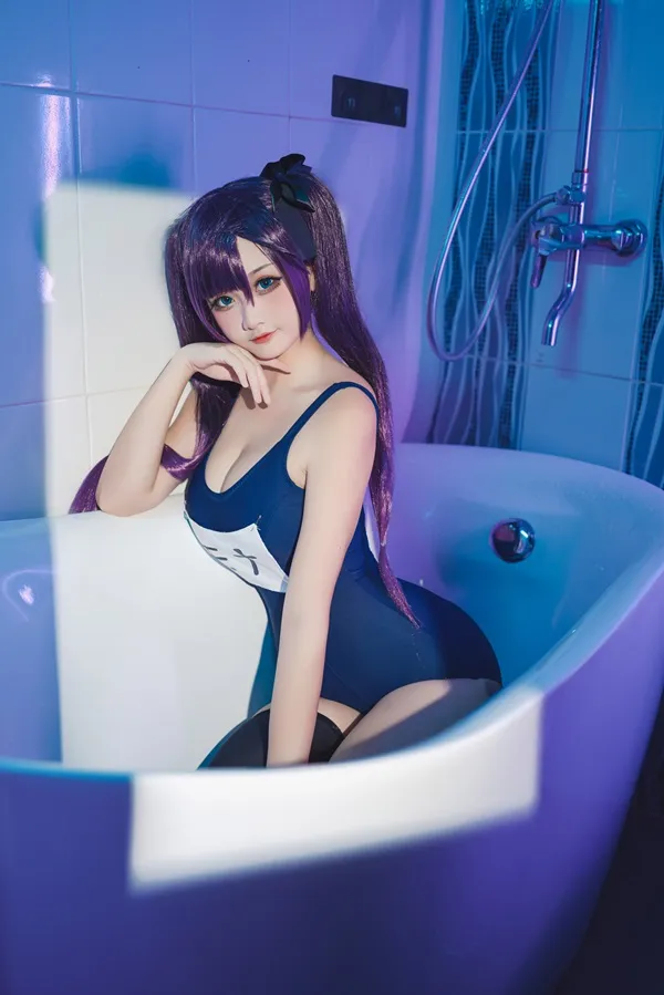 Ảnh mona hentai người phụ nữ tóc màu tím trong bộ đồ tắm đen ngồi bồn