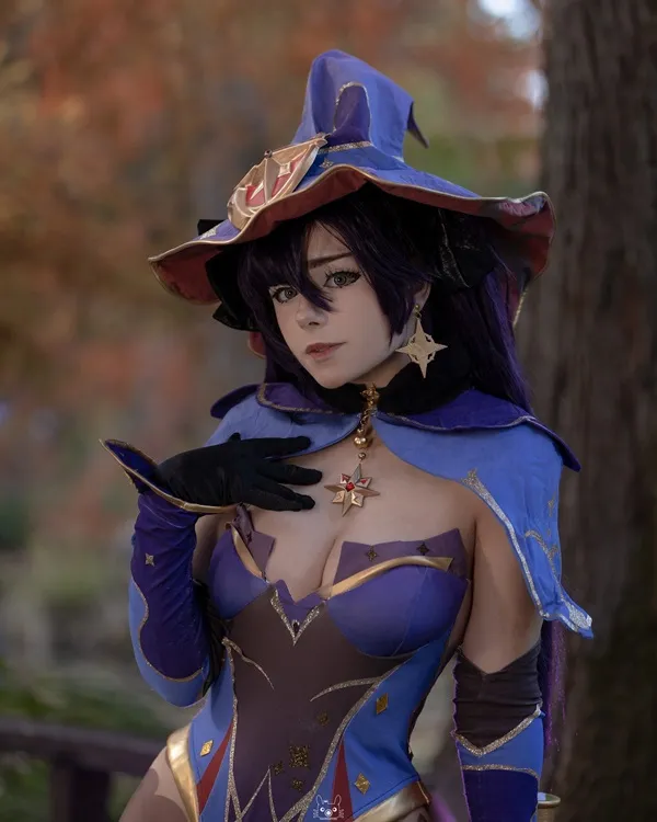 Ảnh mona hentai có một người phụ nữ ăn mặc như phù thủy cầm điện thoại di động