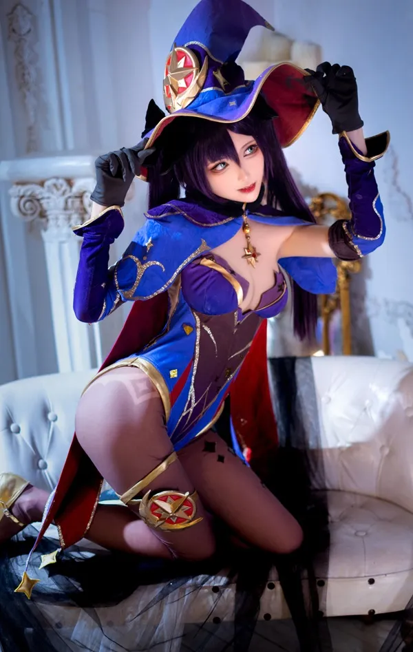 Ảnh mona hentai có một người phụ nữ đang ngồi trên ghế với chiếc mũ