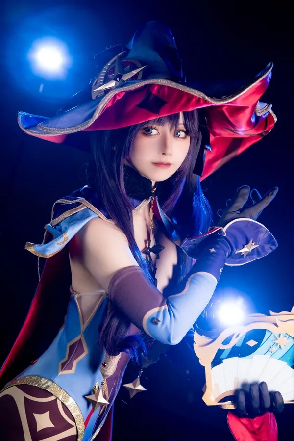 Ảnh mona hentai có một người phụ nữ mặc trang phục và mũ cầm đèn pin