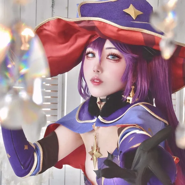 Ảnh mona hentai có một người phụ nữ mái tóc màu tím đội mũ và chiếc váy
