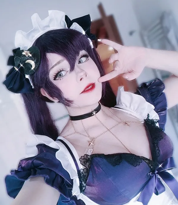 Ảnh mona hentai có một người phụ nữ mái tóc màu tím mặc chiếc váy và trắng