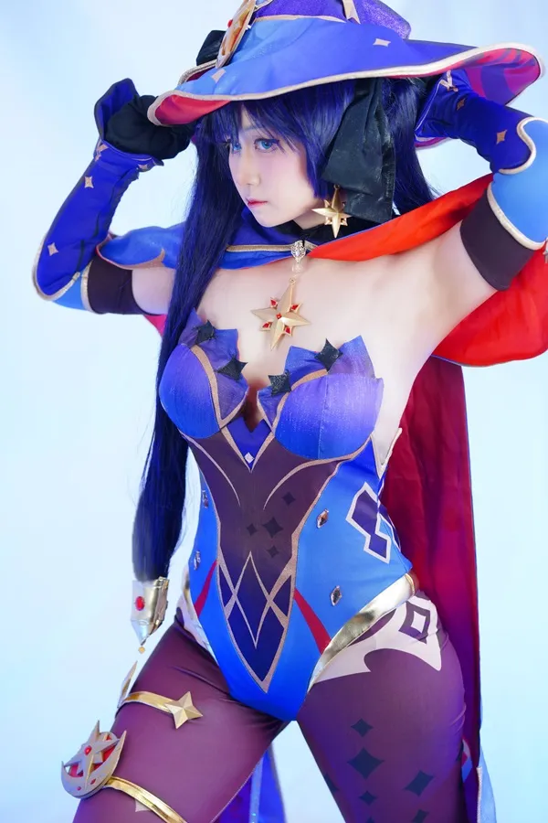 Ảnh mona hentai đây là hình của một người phụ nữ trong trang phục cosplay