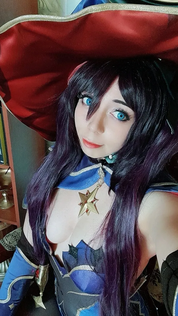 Ảnh mona hentai họ mặc quần áo như một người phụ nữ trong trang phục cướp biển và chiếc mũ lớn