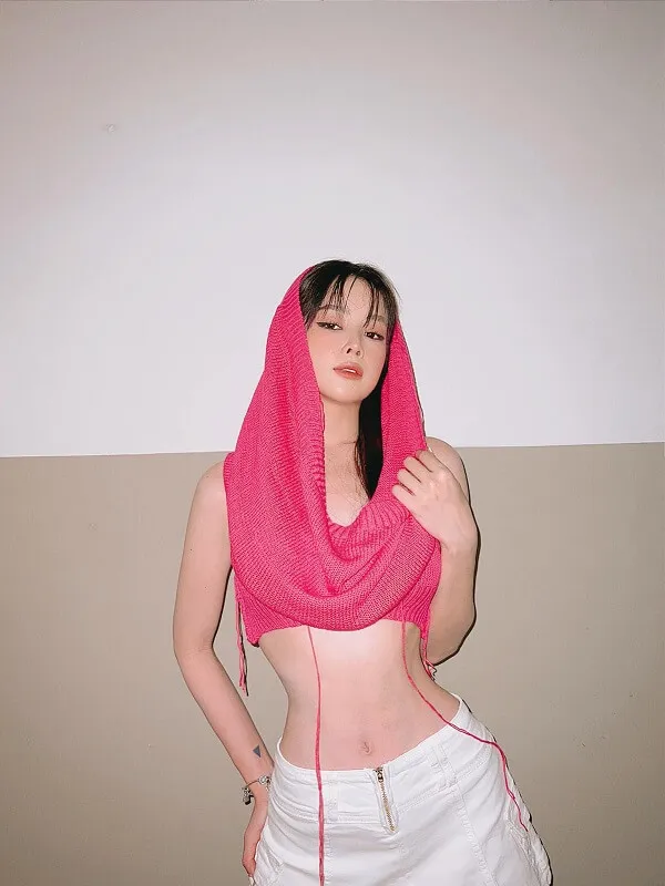Ảnh sex dj mie có một người phụ nữ chiếc khăn màu hồng trên đầu