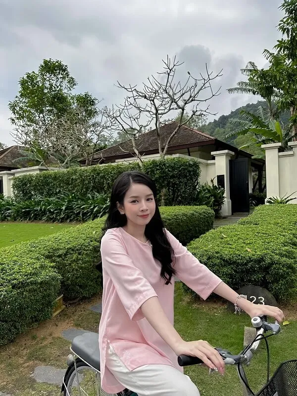 Dj mie có một người phụ nữ đang ngồi trên chiếc xe đạp cỏ