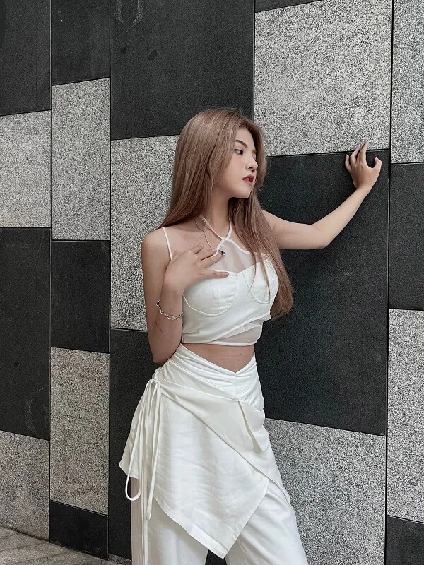 Reency ngô có một người phụ nữ đứng trước bức tường đen trắng