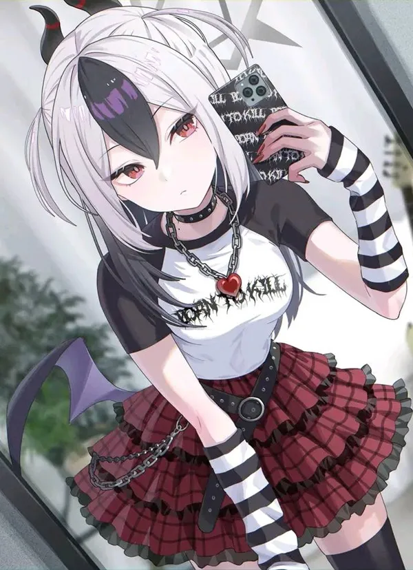 Ảnh onikata kayoko chibi cô gái anime với mái tóc đen và trắng cầm điện thoại di động