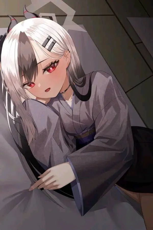Ảnh onikata kayoko hentai tranh của một người phụ nữ với mái tóc trắng và kimono màu xám đang ngồi trên giường
