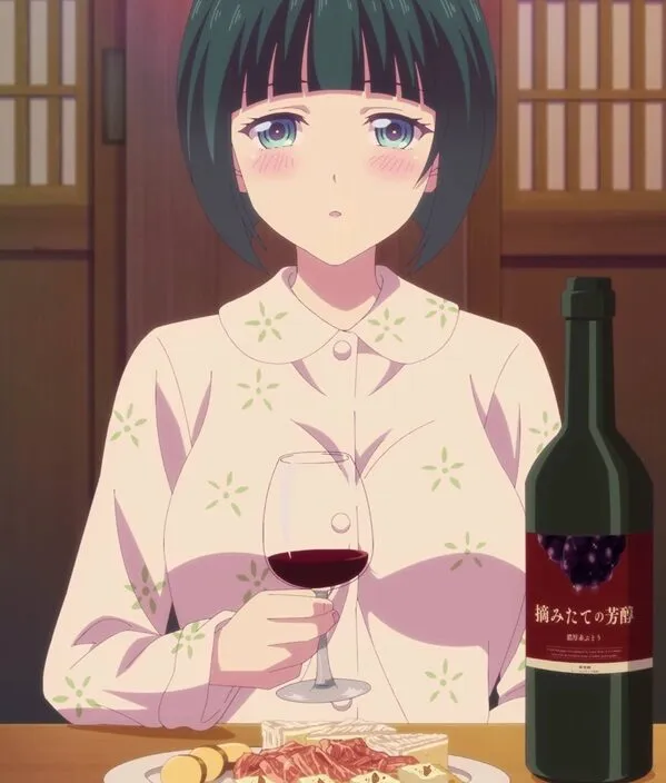 Ảnh ono shiragiku cute có một người phụ nữ ngồi bàn với đĩa thức ăn và rượu
