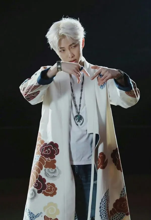 Ảnh rm bts cute đây là hình của một người đàn ông có mái tóc trắng mặc kimono