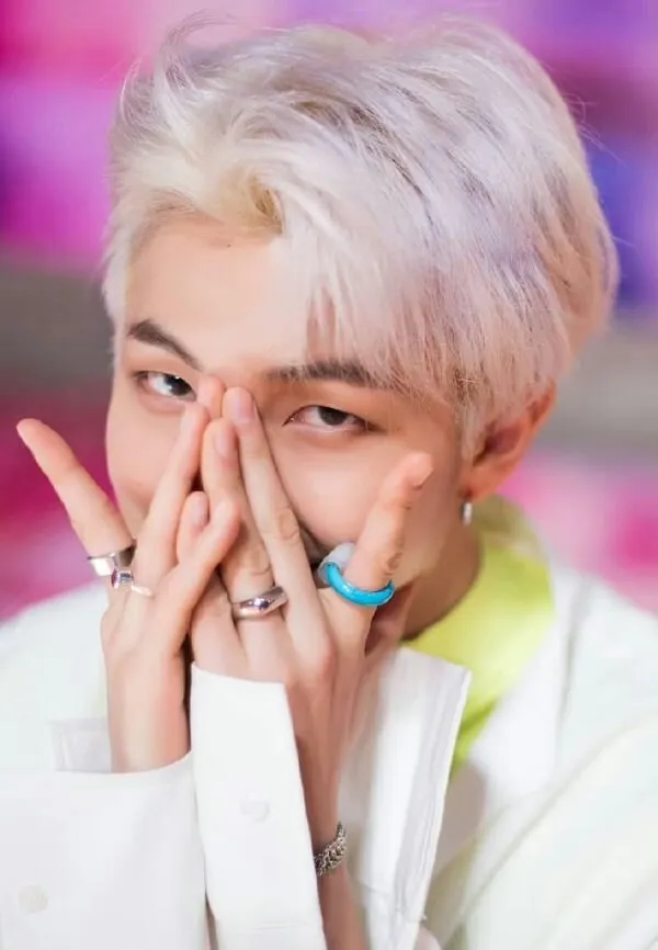 Ảnh rm bts đây là cận cảnh của một người có vòng trên ngón tay họ