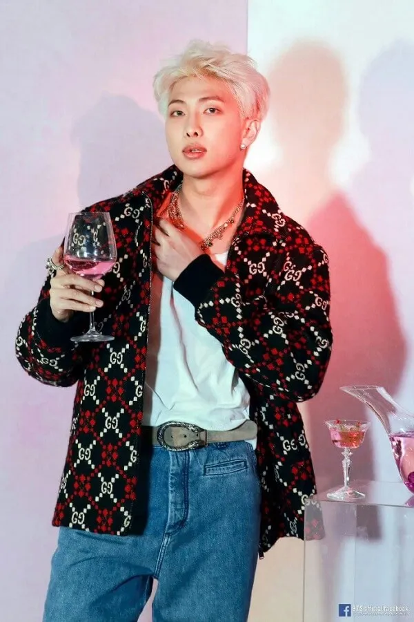 Ảnh rm bts có một người đàn ông đang cầm ly rượu