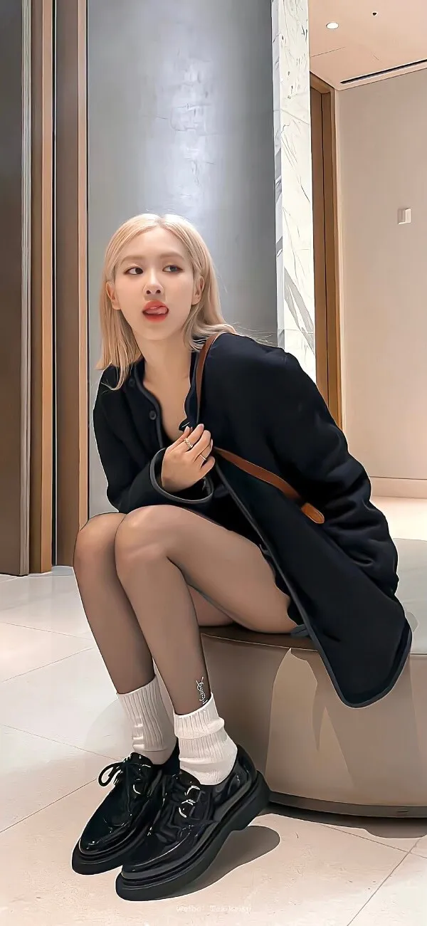 Ảnh rose blackpink đẹp có một người phụ nữ đang ngồi trên chiếc ghế đẩu với đôi chân của mình