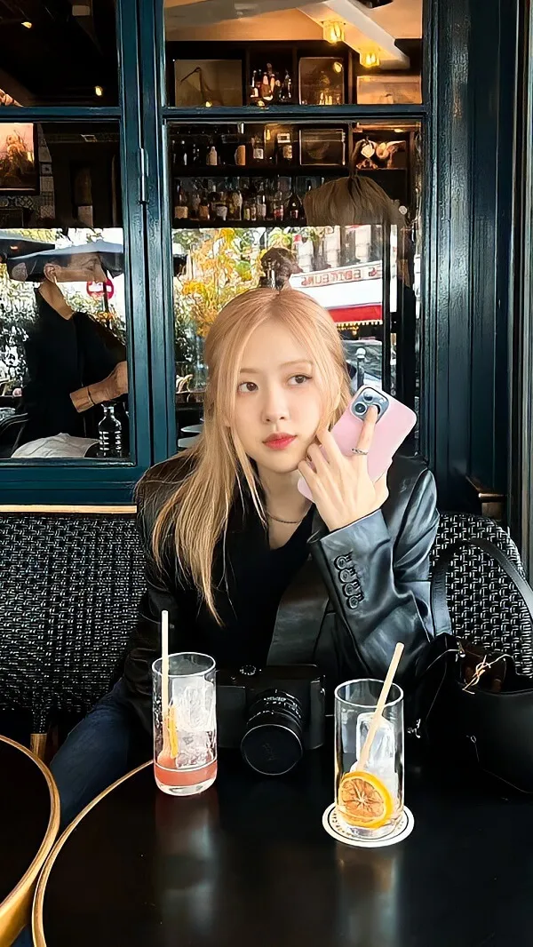 Ảnh rose có một người phụ nữ ngồi trên bàn nói chuyện điện thoại di động của cô ấy