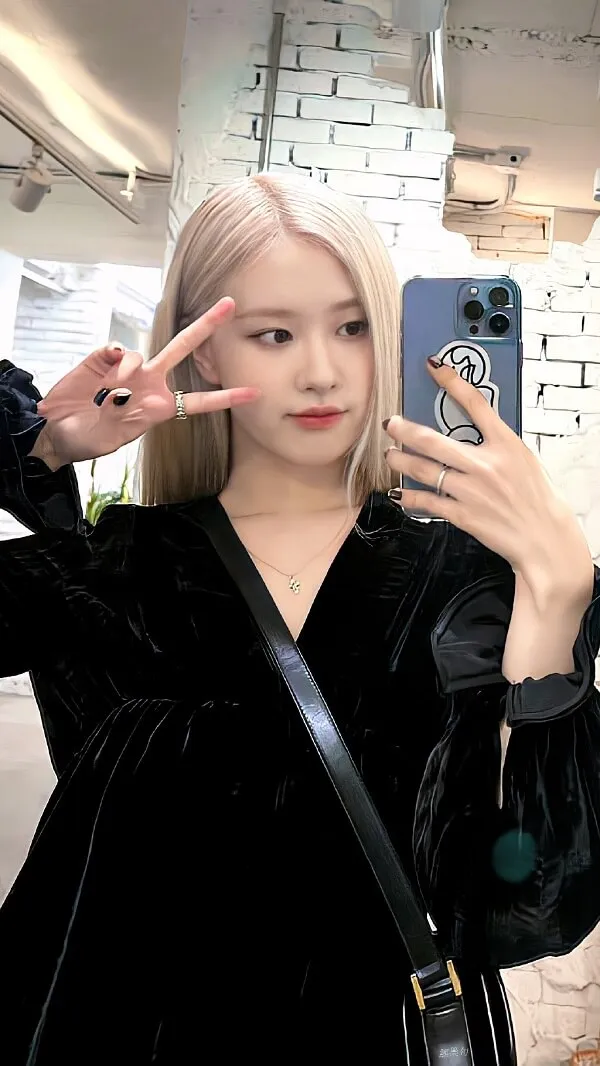 Ảnh rose blackpink đẹp có một người phụ nữ chụp tự sướng với điện thoại di động của mình