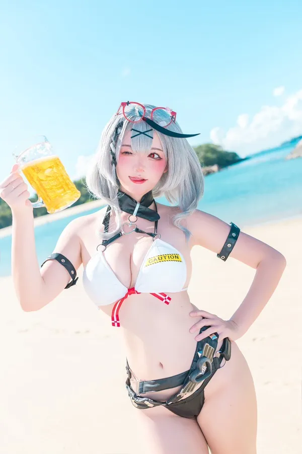 Ảnh sakamata chlo cosplay có một người phụ nữ đang đứng trên bãi biển với bia