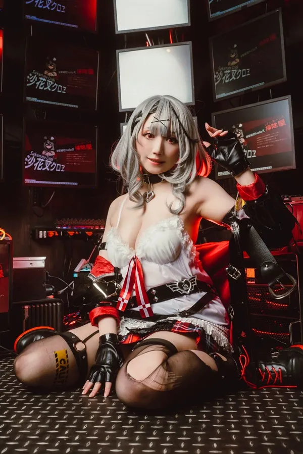 Ảnh sakamata chloe hentai có một người phụ nữ đang ngồi trên sàn với khẩu súng