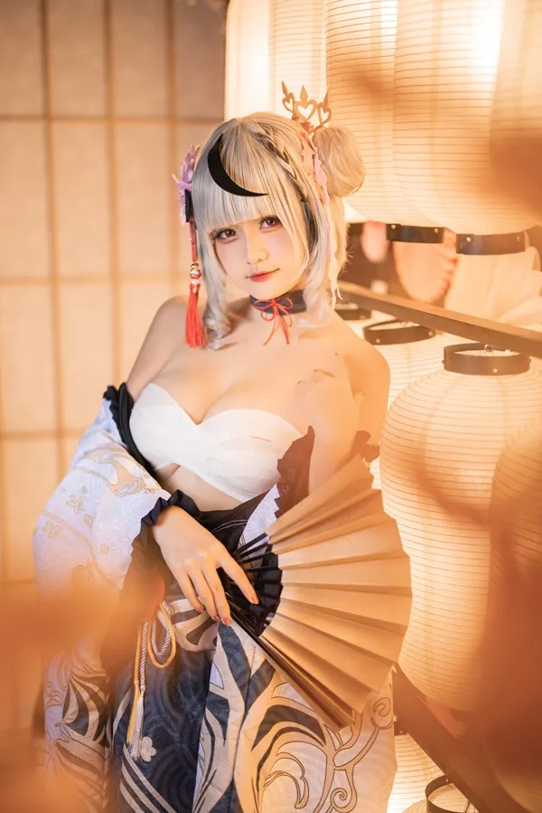 Hình ảnh sakamata chlo người phụ nữ ăn mặc rực rỡ với một chiếc quạt trong corset trắng và váy đen