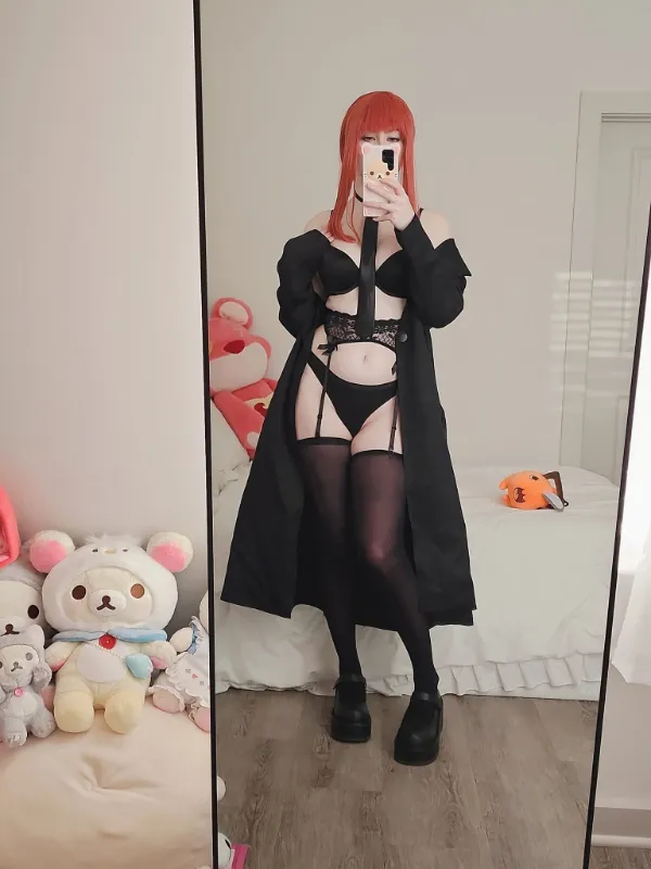 Ảnh hentai makima có một người phụ nữ đang chụp tự sướng trong gương