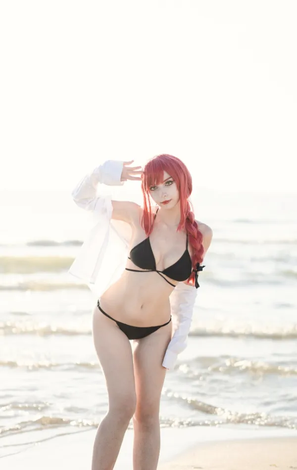 Ảnh makima hentai có một người phụ nữ đang đứng trên bãi biển trong bộ bikini