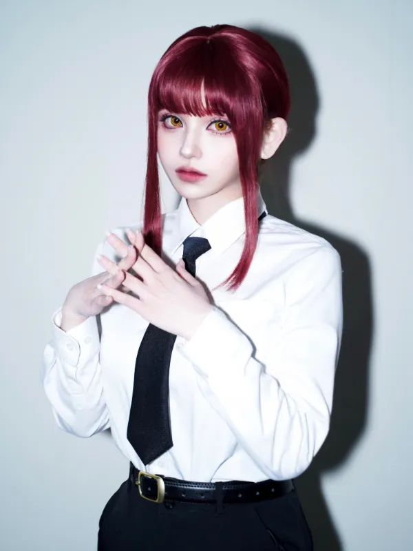 Ảnh sex cosplay makima có một người phụ nữ mái tóc đỏ mặc áo sơ mi trắng và cà vạt đen