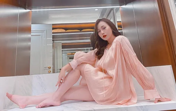 Ảnh của phương oanh có một người phụ nữ ngồi trên ghế đá cẩm thạch trong phòng tắm