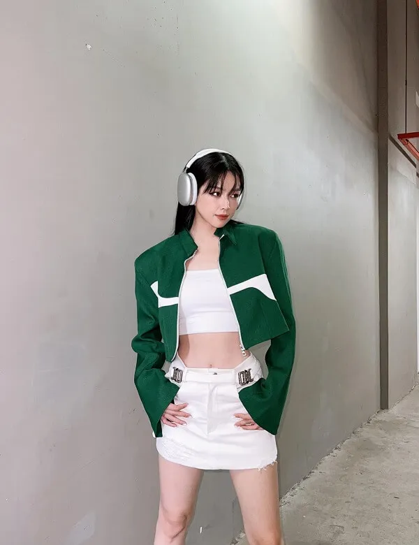 Ảnh nóng dj mie có một người phụ nữ đang đứng trước bức tường