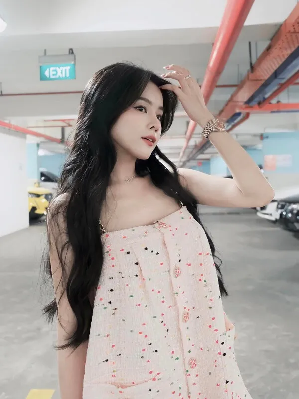Dj mie có một người phụ nữ mái tóc đen dài đứng trong nhà để xe
