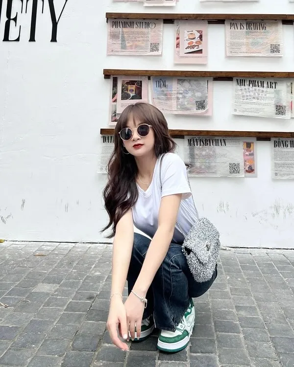 Ảnh sex gấm kami có một người phụ nữ đang quỳ xuống đất