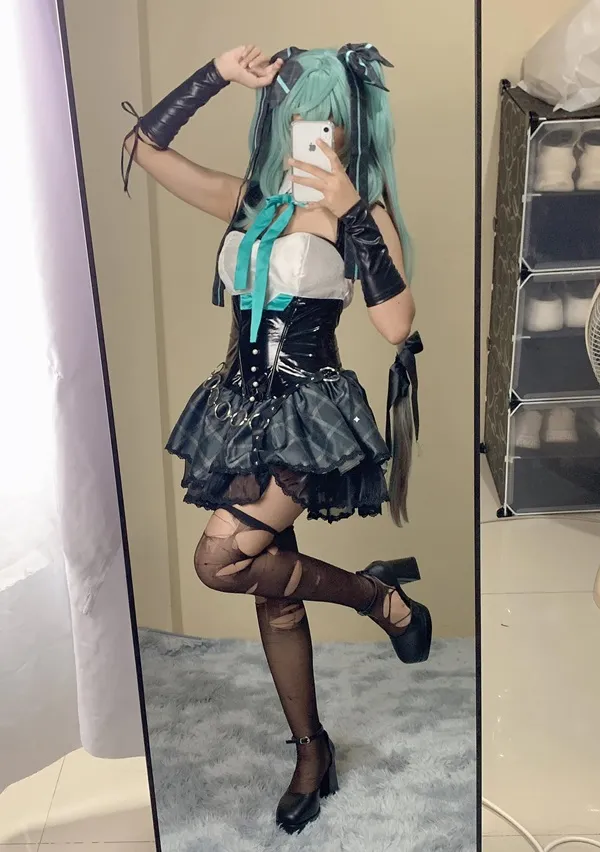Ảnh sex hatsune miku có một người phụ nữ đang đứng trong gương mặc trang phục