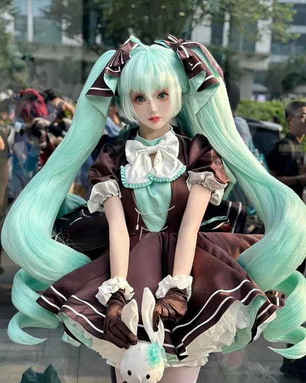 Ảnh sex hatsune miku có một người phụ nữ mặc váy và cầm con thú nhồi bông