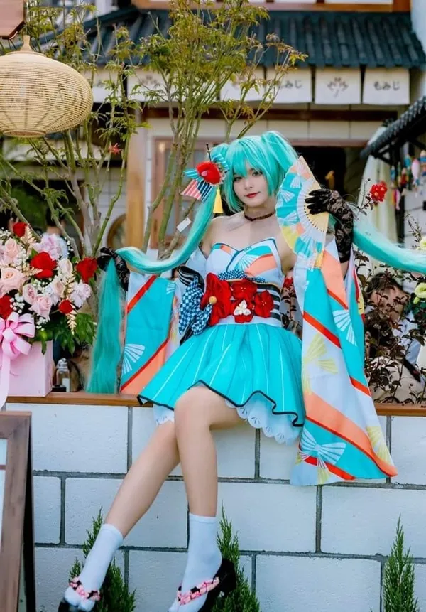 Ảnh sex hatsune miku có một người phụ nữ đang ngồi trên tường mặc trang phục