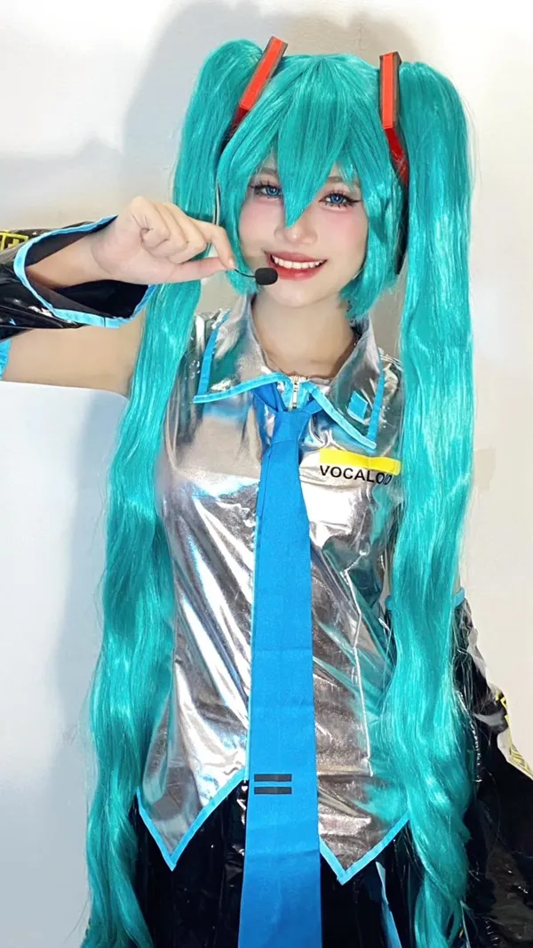 Ảnh sex hatsune miku có một người phụ nữ mái tóc dài màu xanh đeo cà vạt